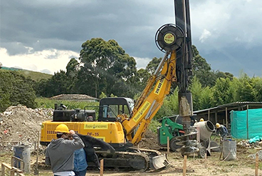 履帶方杆旋挖鑽機國外施工