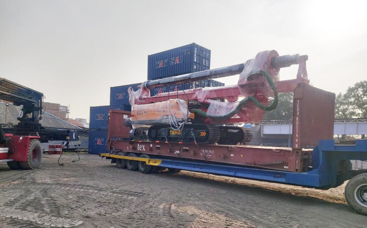 150定制款旋挖鑽機到港實拍